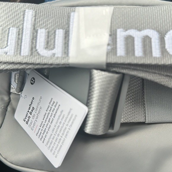 LULULEMON Everywhere Belt Bag SILD/WHT ONE SIZE Silver Drop/White O/S NWT - Picture 5 of 6